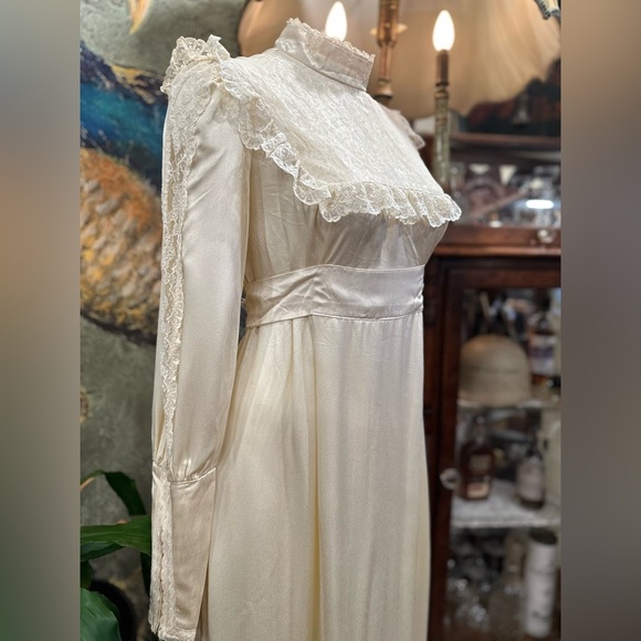 EUC vintage 1970’ victorian Gunne Sax gown 
 Elegant Cream Lace. - Picture 6 of 14